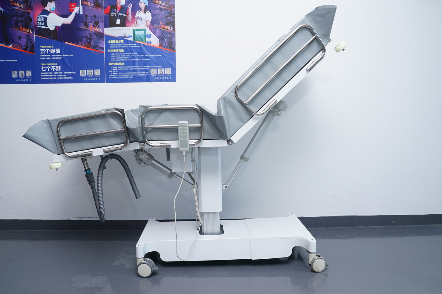 愛樂電動(dòng)三折式洗澡床、沐浴推床