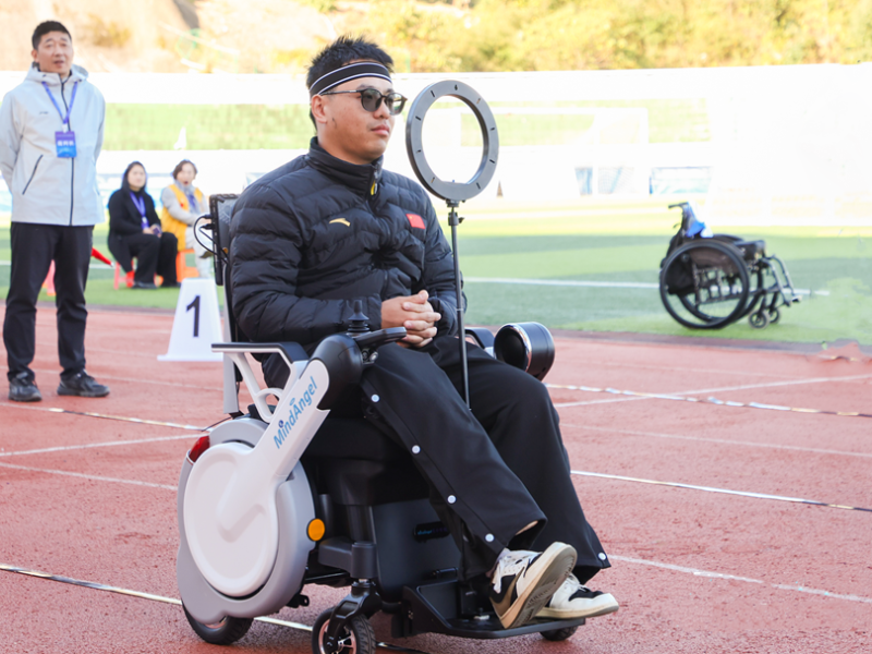 腦控主動(dòng)康復(fù)輪椅-